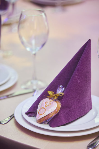 婚礼或订婚派对的装饰。餐桌上的甜点作为节日的礼物送给客人图片下载
