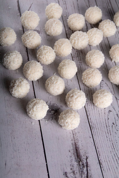 一个诱人的自制甜点——椰子糖球的照片。这道美味的甜点，给你带来美味和甜蜜的体验。对于那些喜欢自制美食的人来说，这是一种视觉上吸引人的小吃。图片下载