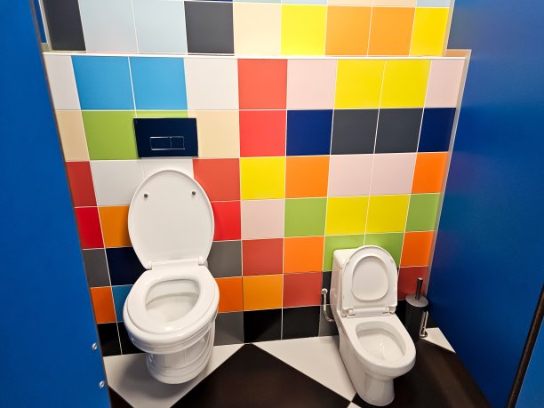 共用家庭明亮的卫生间，在商场有两个马桶。男女皆宜的厕所，女人，男人，妈妈爸爸，男孩女孩，孩子。一起使用。娱乐室，成人厕所，小孩厕所。家长大，儿童小木屋图片下载