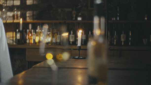 吧台上酒瓶的散焦视图，背景是储物架图片下载