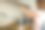 妇女在玻璃碗里打碎鸡蛋的特写照片图片下载