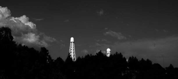 这是一张太空运载火箭塔尖的黑白照片图片下载