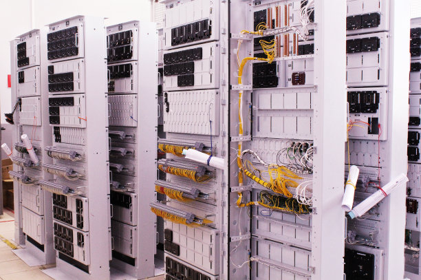 电气控制面板，用于自动电路系统，工业电源和配电。工厂内带控制板的不间断电压开关柜图片下载