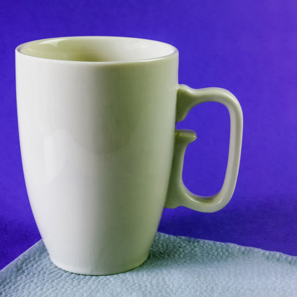 灰色杯柄紫色背景图片下载