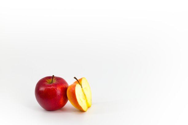 一张迷人的照片，在原始的白色背景下，有活力的红苹果。鲜明的对比突出了苹果的新鲜感，创造了一个视觉上吸引人的优雅构图。图片下载