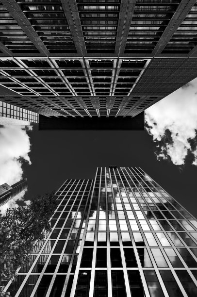 德国法兰克福现代摩天大楼的灰度低角度照片图片下载