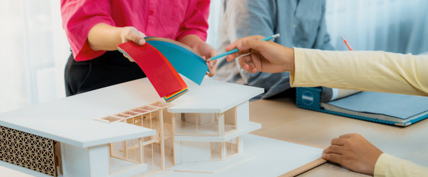 建筑师和设计师团队合作选择房子的颜色主题。斑叶。图片下载