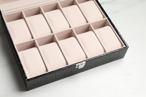 白色大理石桌子上时髦的空首饰盒，特写图片下载