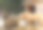 一匹棕色的马站在一只白熊和干草桶前面图片下载