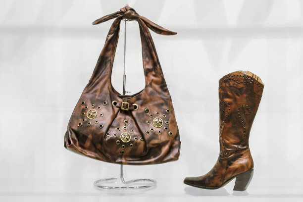 女式皮包、皮鞋、靴子，背景清晰图片下载