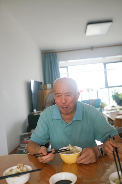 一位老人在餐厅吃饺子图片下载