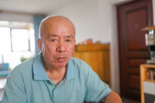 一位老人在餐厅吃饺子图片下载