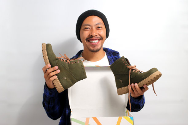 拿着新鞋的亚洲男人图片下载