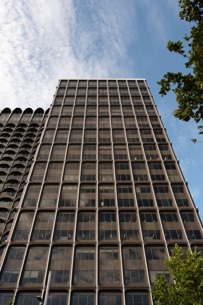 一座高大的城市办公楼的特写图片下载