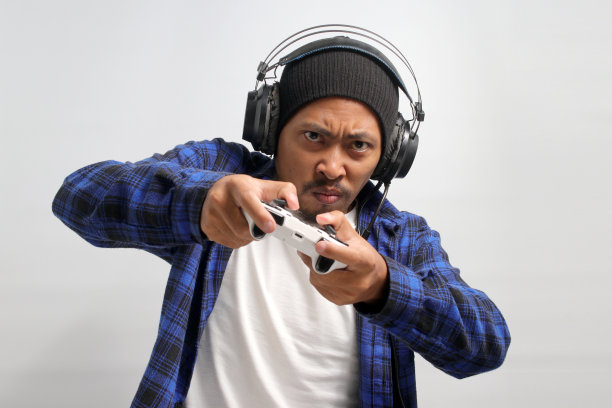 愤怒的亚洲玩家正在用手柄玩电子游戏图片下载