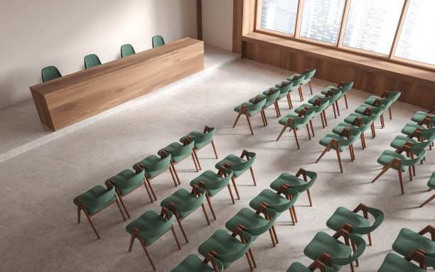 新闻室内部的俯视图，有桌子和椅子，全景窗户图片下载