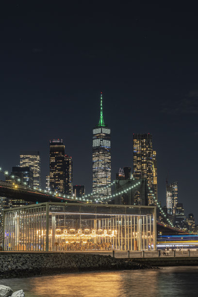 布鲁克林大桥和旋转木马的夜景，长曝光照片。布鲁克林旋转木马。纽约天际线。建筑物的灯光。纽约的夜晚。图片下载