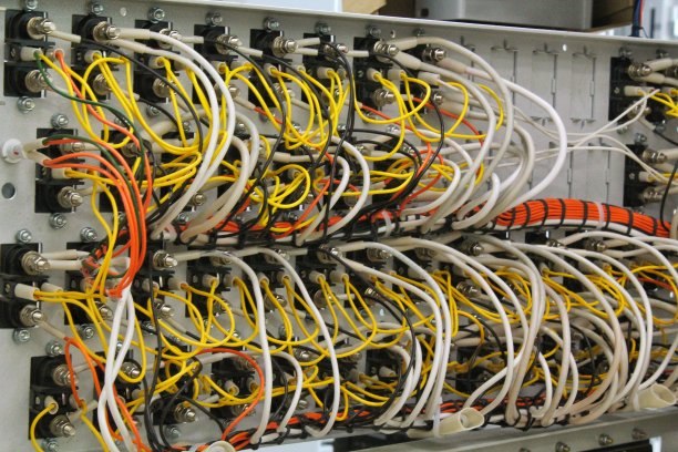 电气控制面板，用于自动电路系统，工业电源和配电。工厂内带控制板的不间断电压开关柜图片下载