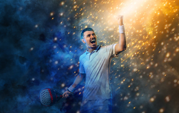 用球拍打网球的运动员。男子运动员在球场上用桨拍。体育的概念。下载一张高质量的照片，用于设计体育应用程序或网站。图片下载