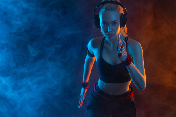 跑步跑步。运动员短跑跑。运行传单或社交媒体推广横幅模板。下载这张关于马拉松的图片图片下载