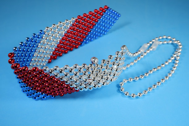 珍珠图案点缀石工作领带孤立在蓝色背景的特写视图图片下载