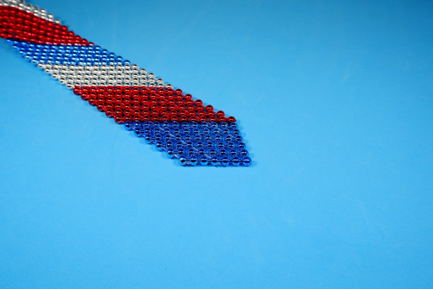 珍珠图案点缀石工作领带孤立在蓝色背景的特写视图图片下载