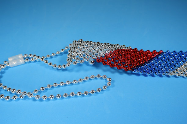 珍珠图案点缀石工作领带孤立在蓝色背景的特写视图图片下载