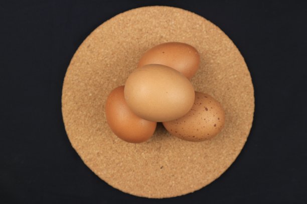 鸡蛋，旋转射击，鸡肉新鲜生鸡蛋。黑色背景图片下载