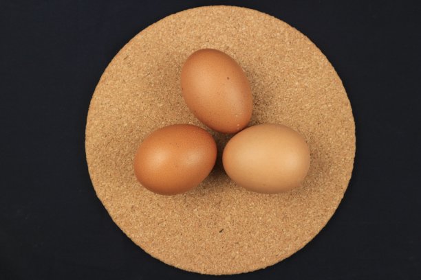 鸡蛋，旋转射击，鸡肉新鲜生鸡蛋。黑色背景图片下载
