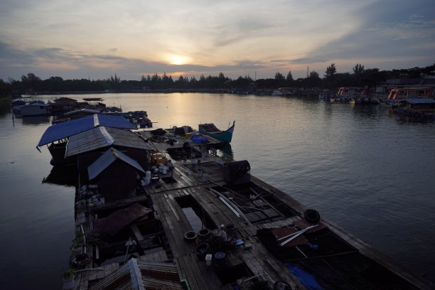 在日出的早晨，从桥顶看鱼笼图片下载