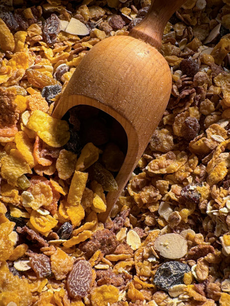 全画幅的市场摊位展示的早餐麦片，木制勺子，什米粥，玉米片，干果(葡萄干，葡萄干和葡萄干)和燕麦，高架视图图片下载