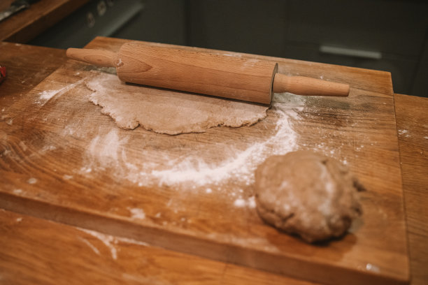 烹饪和制作姜饼，饼干，甜点。圣诞节的心情。新年美食食谱。高质量照片图片下载