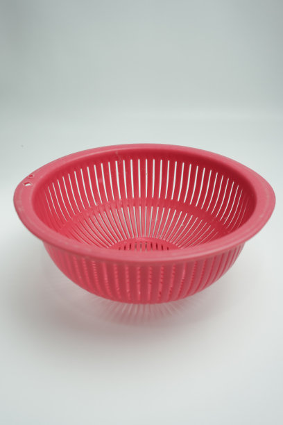 红色的米篮孤立在白色上图片下载