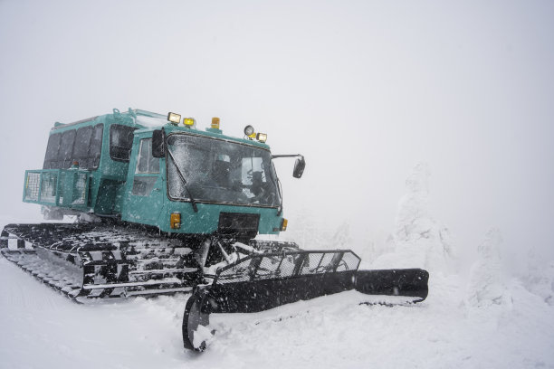 雪地车、扫雪车、冬季作业车图片下载
