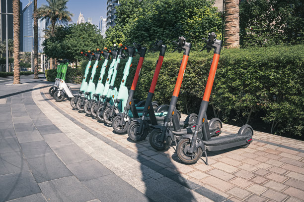 停车场上排列着许多电动滑板车，城市公共自行车租赁系统图片下载