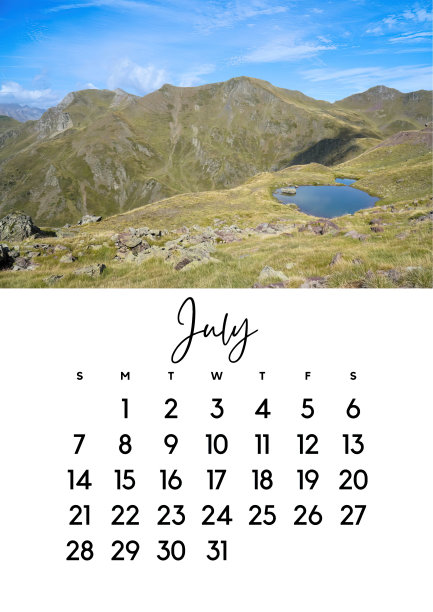 在2024年7月的日历与山地景观照片。作者按月列出的2024年日历图片下载