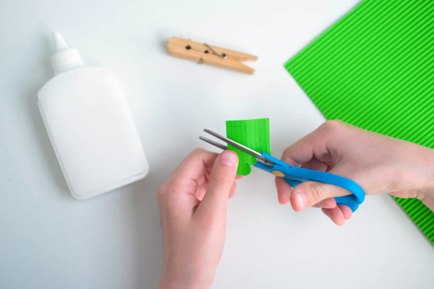 用纸和衣夹做成的儿童工艺品。从绿色的纸一步一步的说明。DIY的概念。一步一步的照片说明。步骤8。图片下载