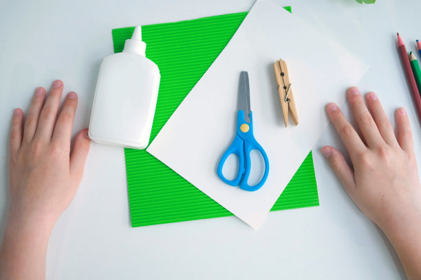 用纸和衣夹做成的儿童工艺品。从绿色的纸一步一步的说明。DIY的概念。一步一步的照片说明。步骤1。图片下载