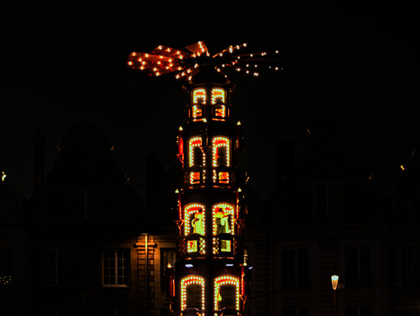 主广场上的圣诞旋转木马图片下载