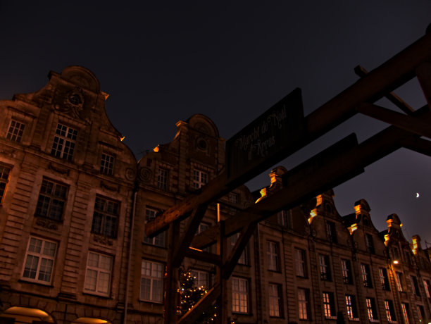 主广场上建筑物的正面图片下载