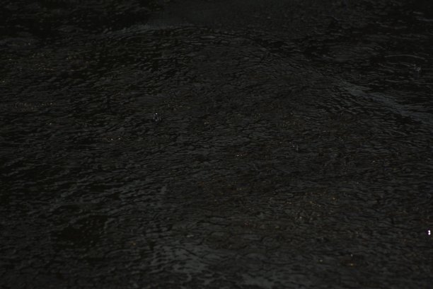 雨水顺着街道流下的照片图片下载