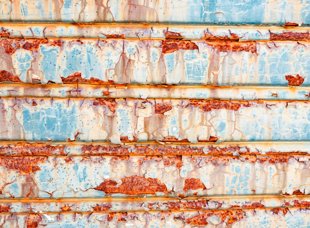 生锈的老式卷帘门，垃圾背景图片下载