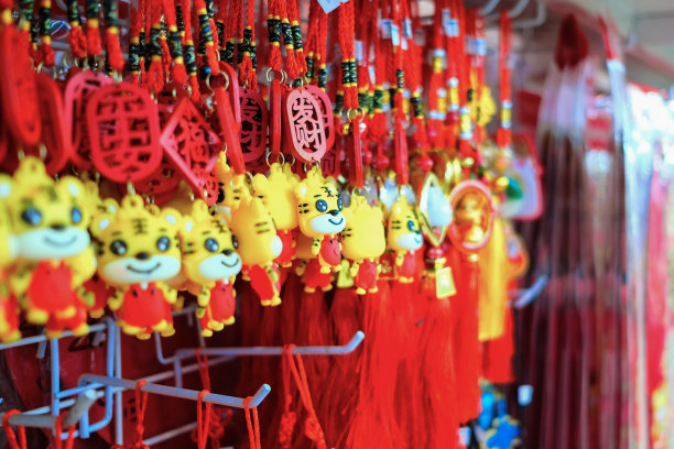 农历新年前，商店出售色彩缤纷的装饰品。饰品上的汉字“发财”象征着财富。有选择性的重点。虎年(农历新年)图片下载