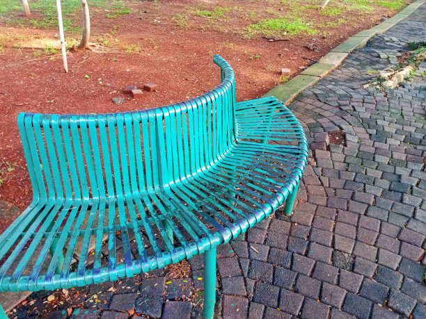 铁制的花园长凳图片下载