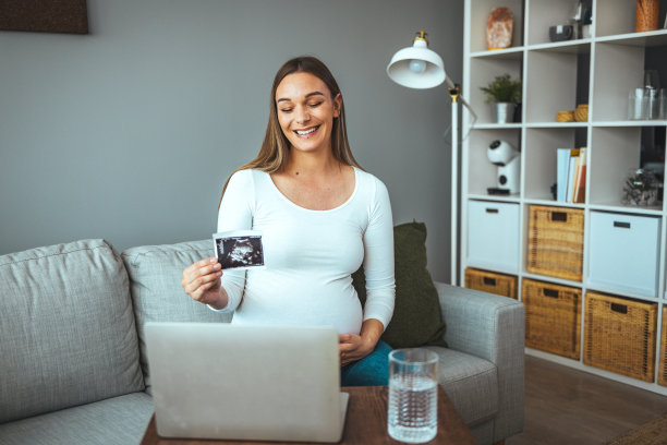 这位美丽的孕妇在网上咨询了一位医生，并保留了她孩子的超声波照片。图片下载
