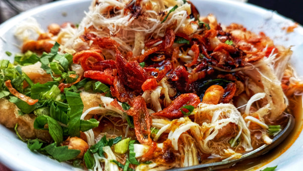 开胃的雅加达鸡粥街头小吃的特写照片，拍摄于雅加达的早晨图片下载