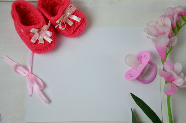 女婴针织凉鞋，短靴，新生儿鞋子，空白明信片。设想这是一个女孩或婴儿的派对图片下载