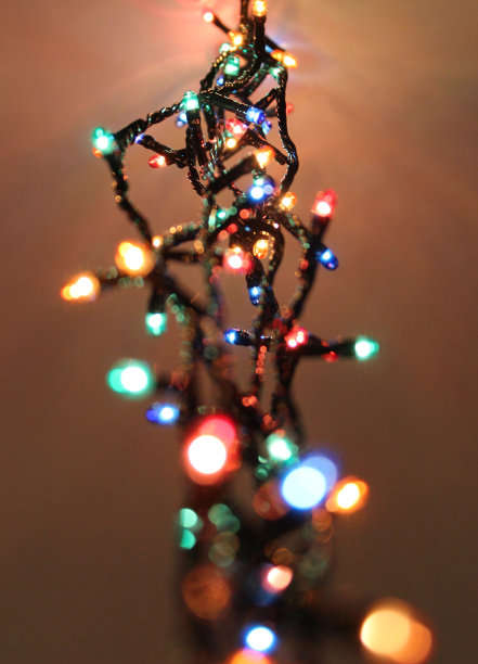 特写线花环与发光灯垂直股票照片的底部视图图片下载