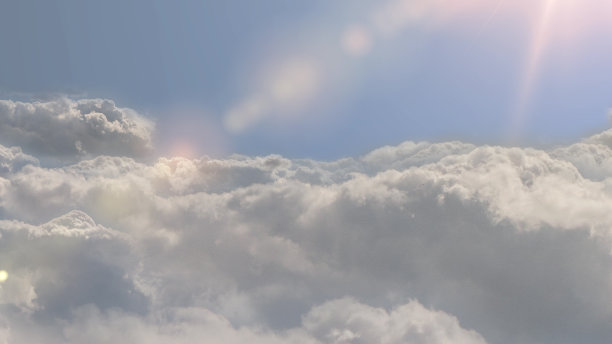 电影般的惊人的空中飞行向后穿过白色蓬松的云高在天堂的天空，清新的空气和蓝色的天空为背景。天堂概念，自然景观素材4K图片下载