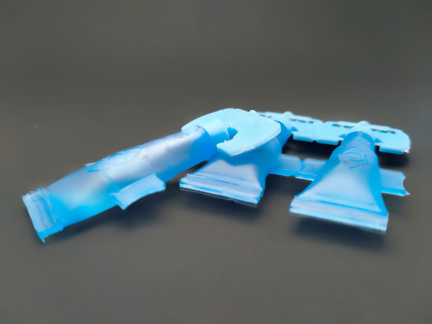 眼药水在黑暗的背景图片下载